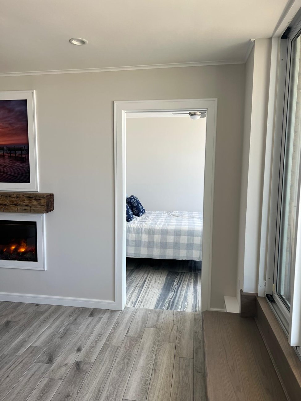 Clean transition between wood-look and marble-look floors